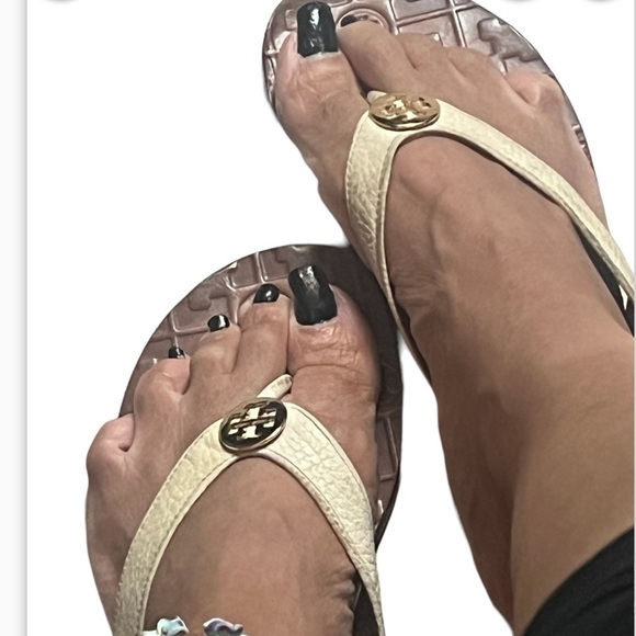 Tory Burch Thora Flat Sandal Size 8 - White / Gold Thong LOGO - Picture 3 of 8